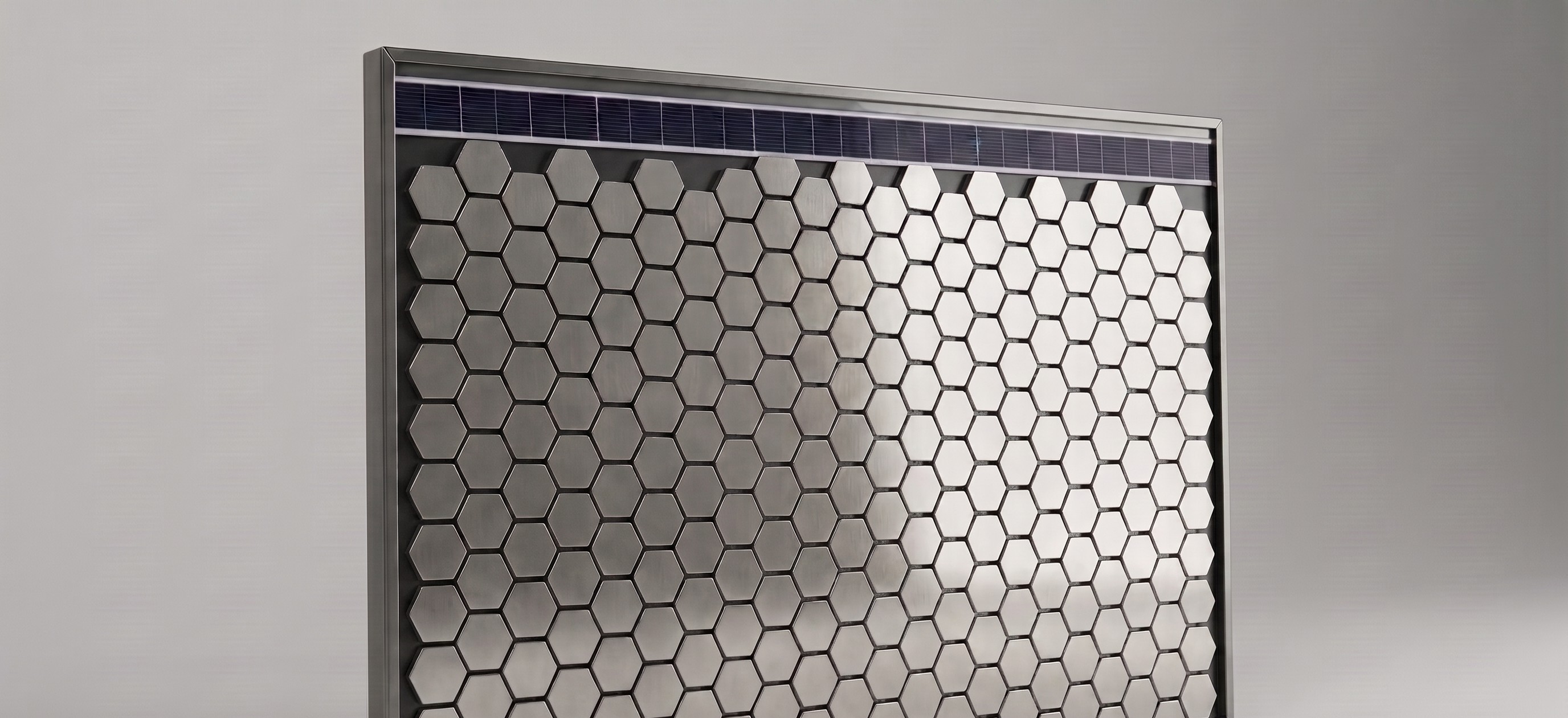 Gros plan d'un module Pixsol : mosaïque de miroirs hexagonaux et bande solaire intégrée au cadre.